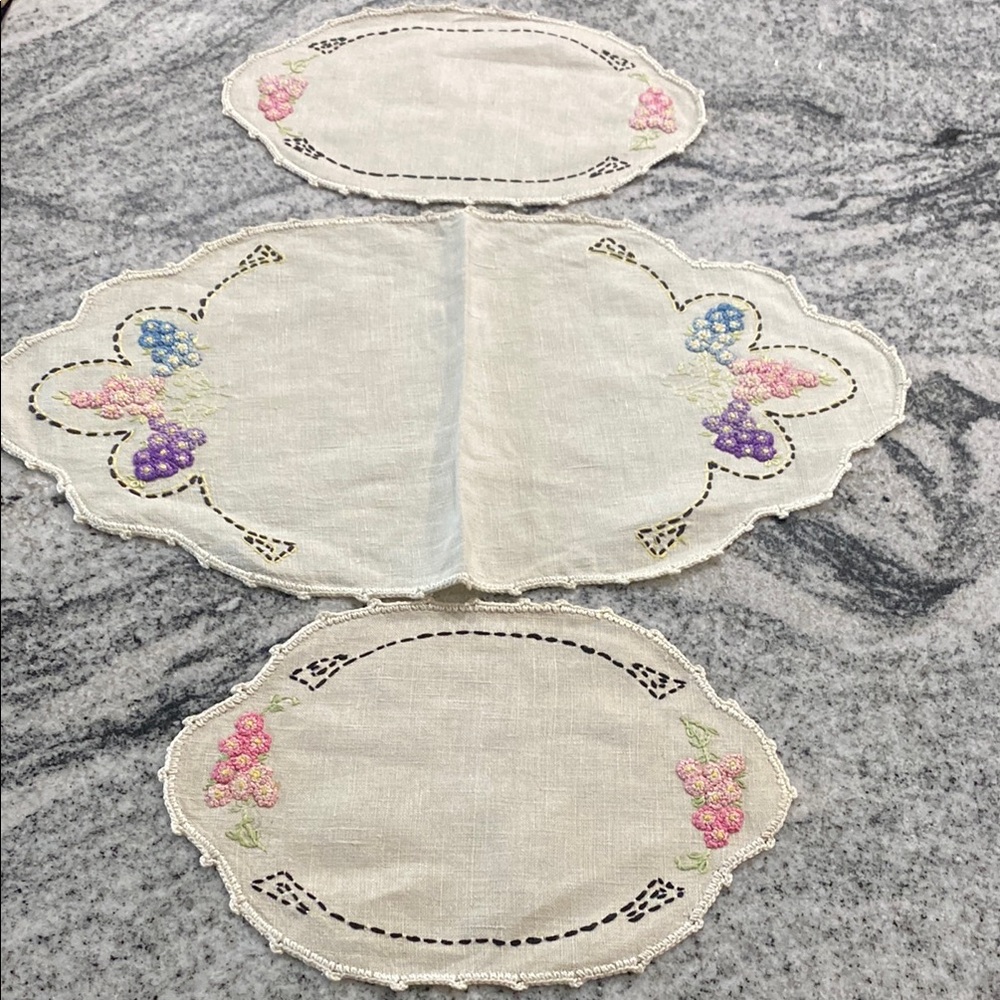 Vintage 1930’s-1950’s Floral Hand Embroidered Vanity Or Duchess Set!